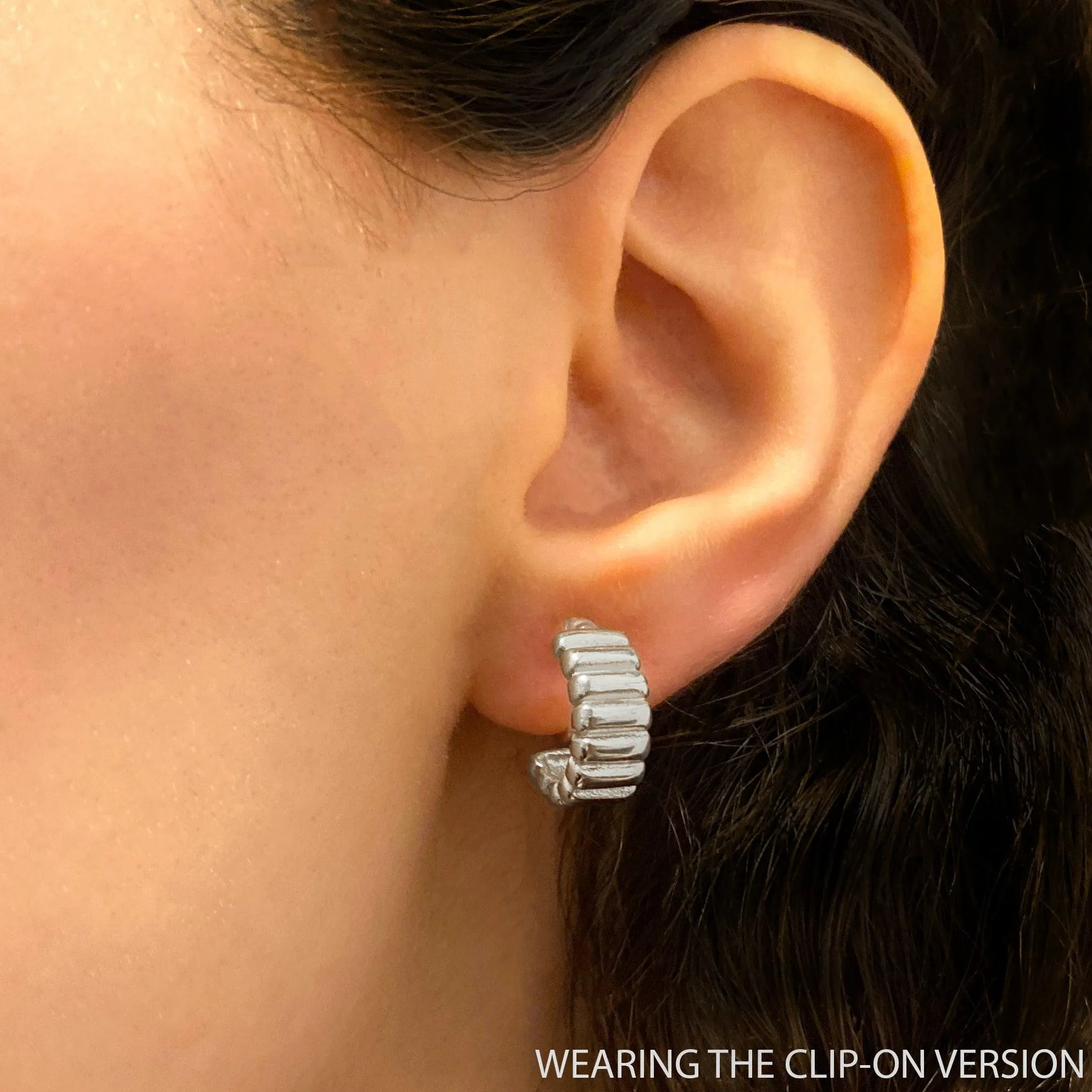 CHUNKY BAR HUGGIE HOOP EARRINGS IN SILVER