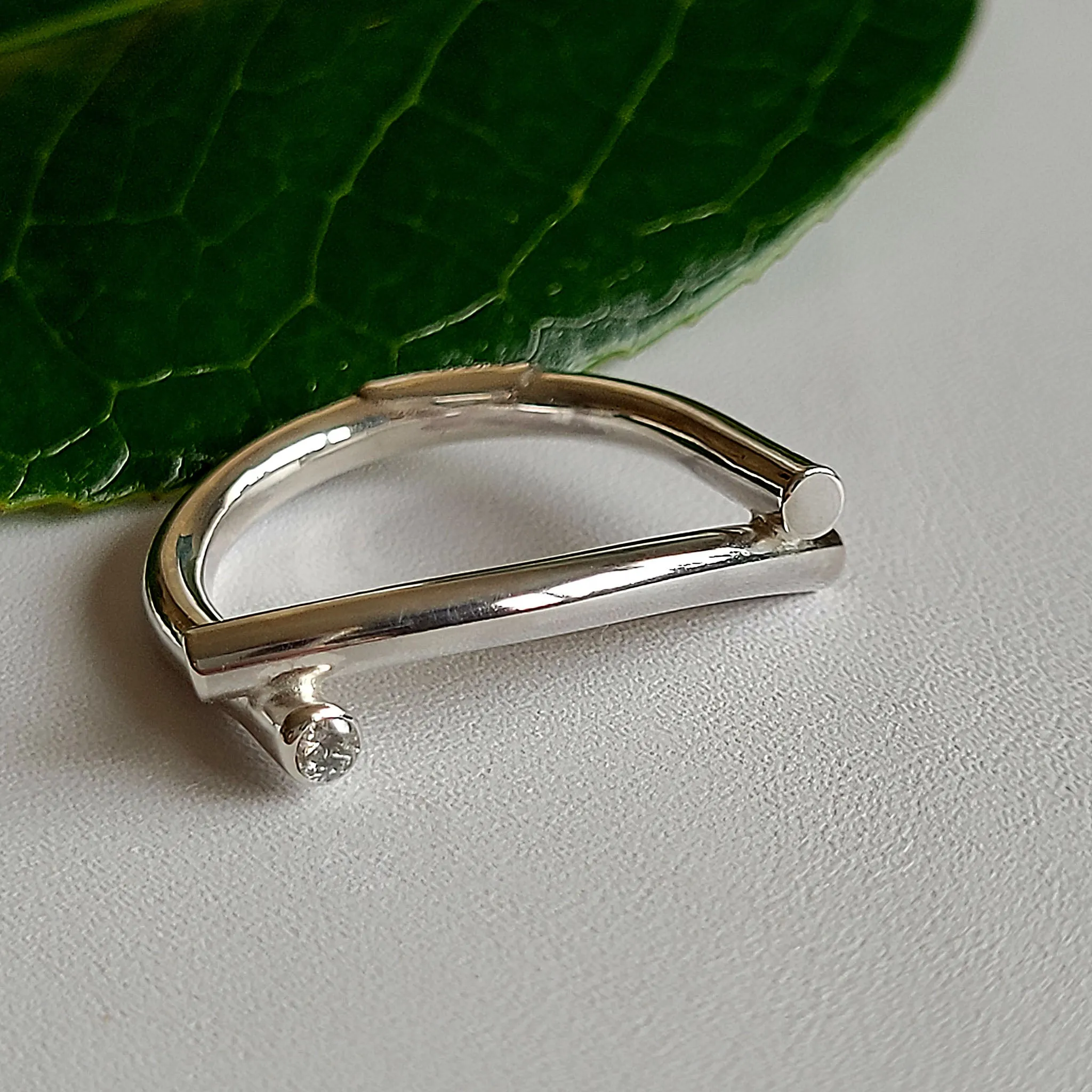 CROSSED CURVE Ring