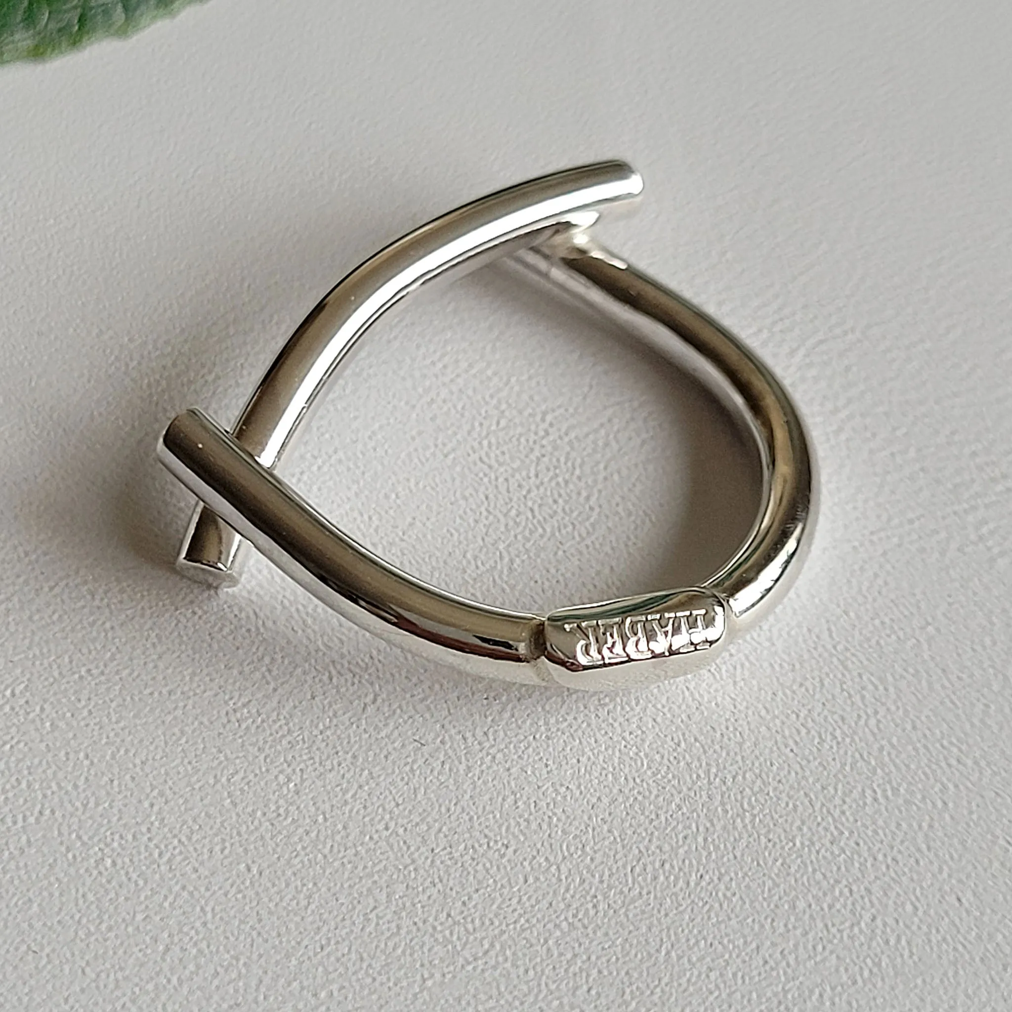 CROSSED CURVE Ring