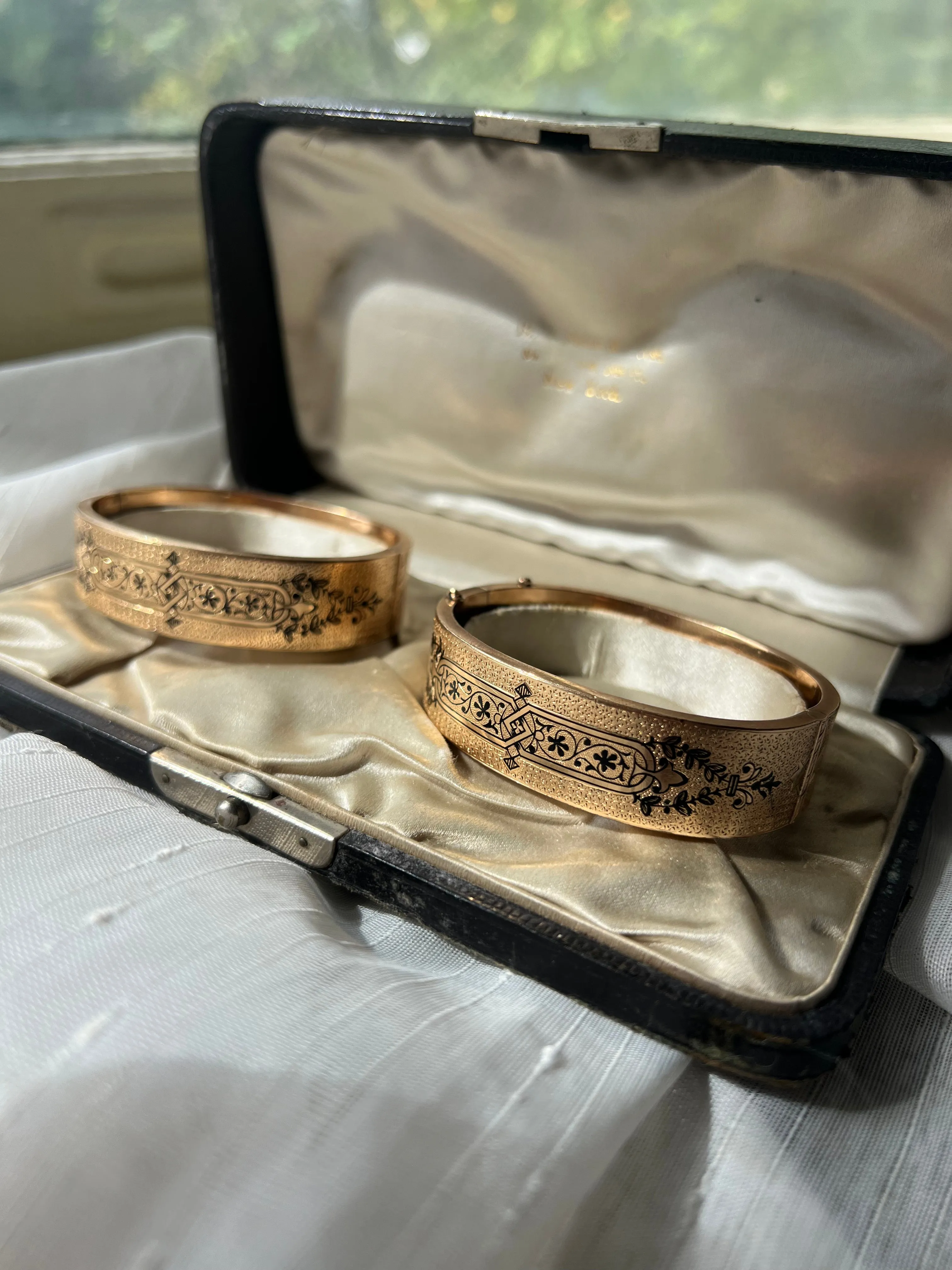 Pair of Taille D’Epargne Bangles in Original Box from Black Starr   Frost